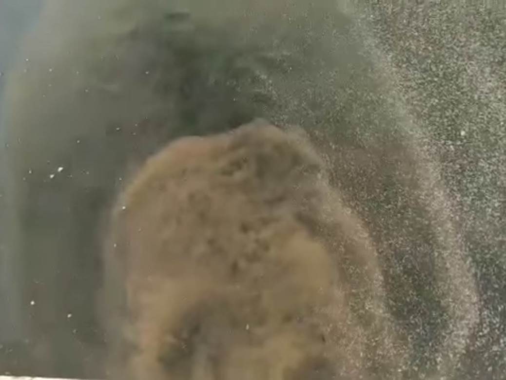  UŽAS NA ČUVENOJ SPLITSKOJ PLAŽI: Nesnosan SMRAD, u moru pluta smeđa tečnost! VIDEO 