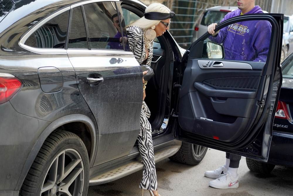  KARLEUŠA U BRUSHALTERU DOŠLA NA SNIMANJE: Ispod zebrastog odijela nosila samo PROVIDNI veš! (FOTO) 