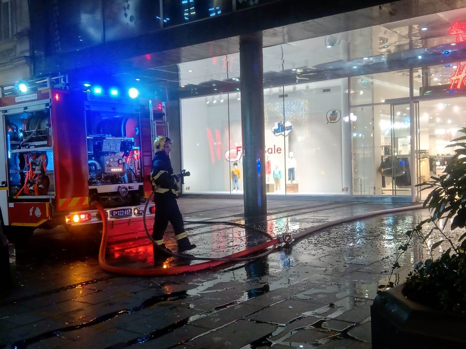  GORI "H&M" U CENTRU BEOGRADA: Buknuo požar usred Knez Mihailove! (FOTO, VIDEO) 