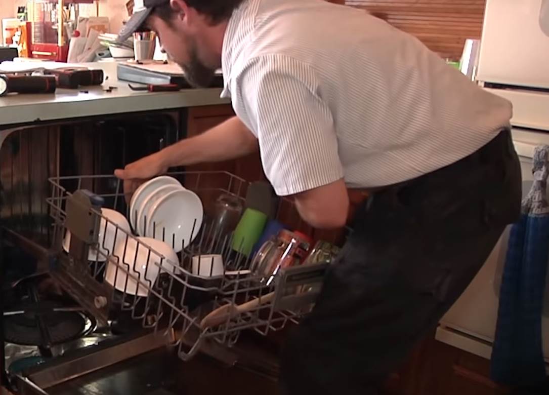  MAJSTORI OTKRIVAJU 6 NAVIKA KOJE NAM KVARE MAŠINU ZA SUDOVE: Ne bi vam pale na pamet, a poslednja je opasna i po decu! 