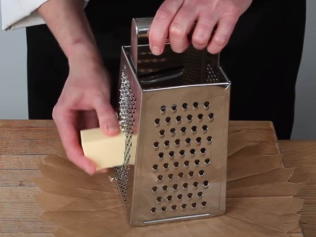  TRIK KOJI REŠAVA 2 PROBLEMA ZBOG KOJIH MRZIMO DA KORISTIMO RENDE: Sir neće "leteti" svuda a opraćete ga nikad lakše! 