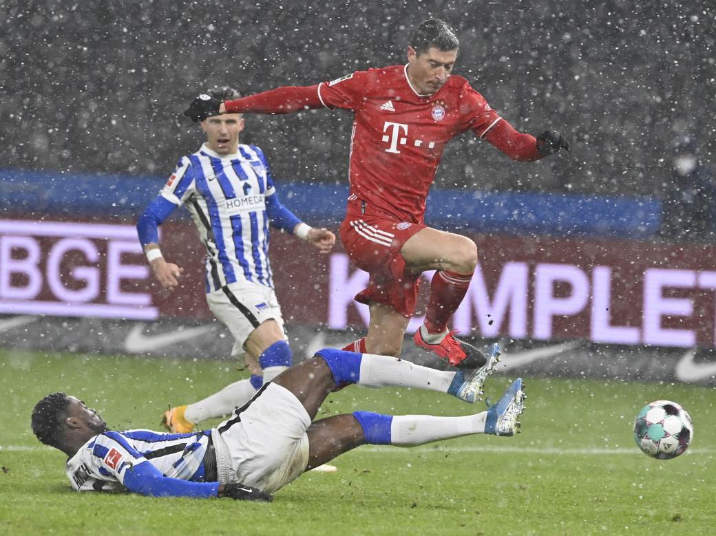  RADONJIĆ DAO GOL NA DEBIJU, ALI MU OFSAJD POKVARIO SREĆU: Zaigrao protiv Bajerna i odmah zatresao mrežu! 