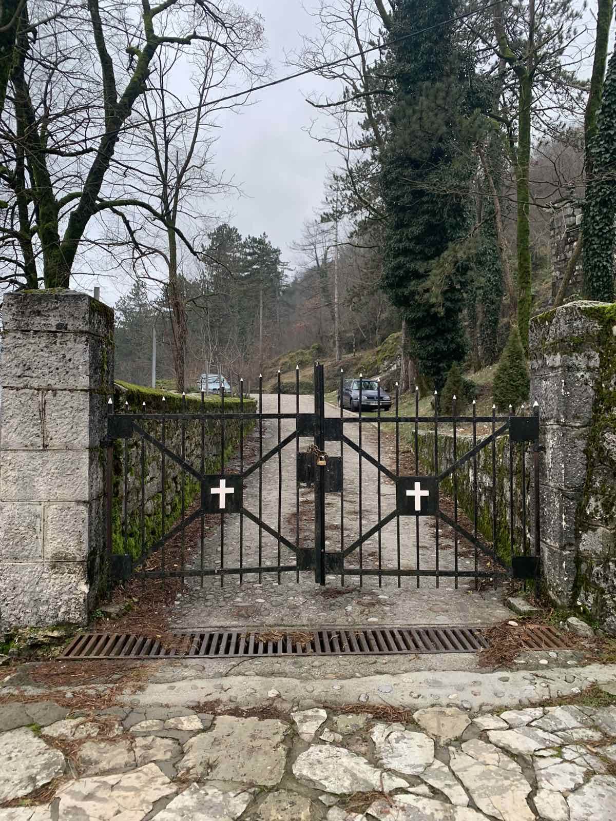  MCP: Oskrnavljen cetinjski manastir 