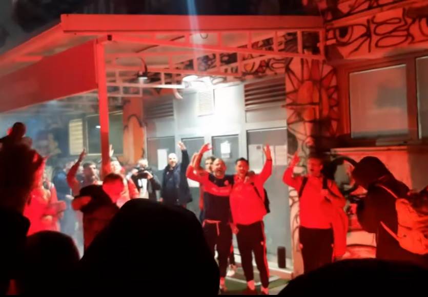  Zagrlili su se Dejan Stanković i Dijego Falćineli. 