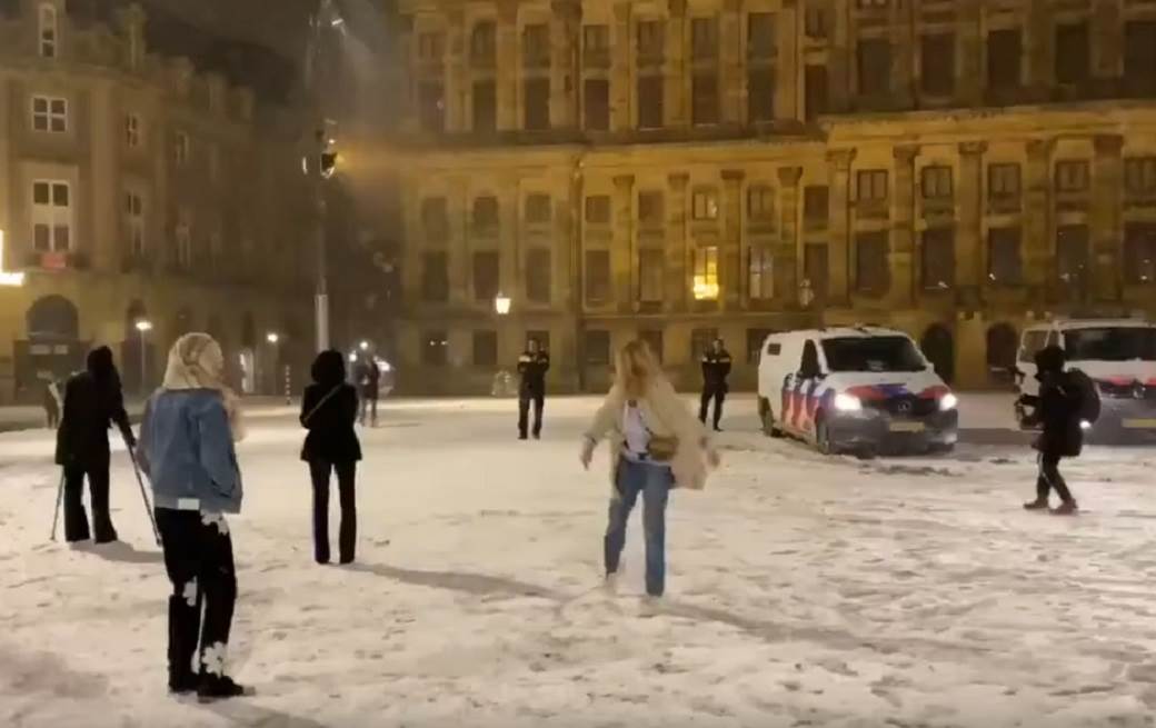 OGROMNA "TUČA" POLICIJE I GRAĐANA, GRUDVALI SE USRED GRADA: Neki se oduševili, drugi ih zbog ovoga osudili! (VIDEO) 