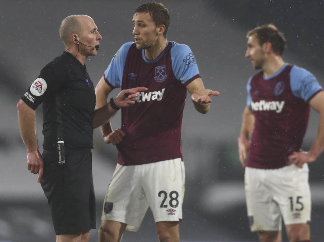  SKANDAL! POZNATI ENGLESKI SUDIJA DOBIJA PRETNJE SMRĆU: Zbog poništenih crvenih kartona hoće da ga ubiju! 