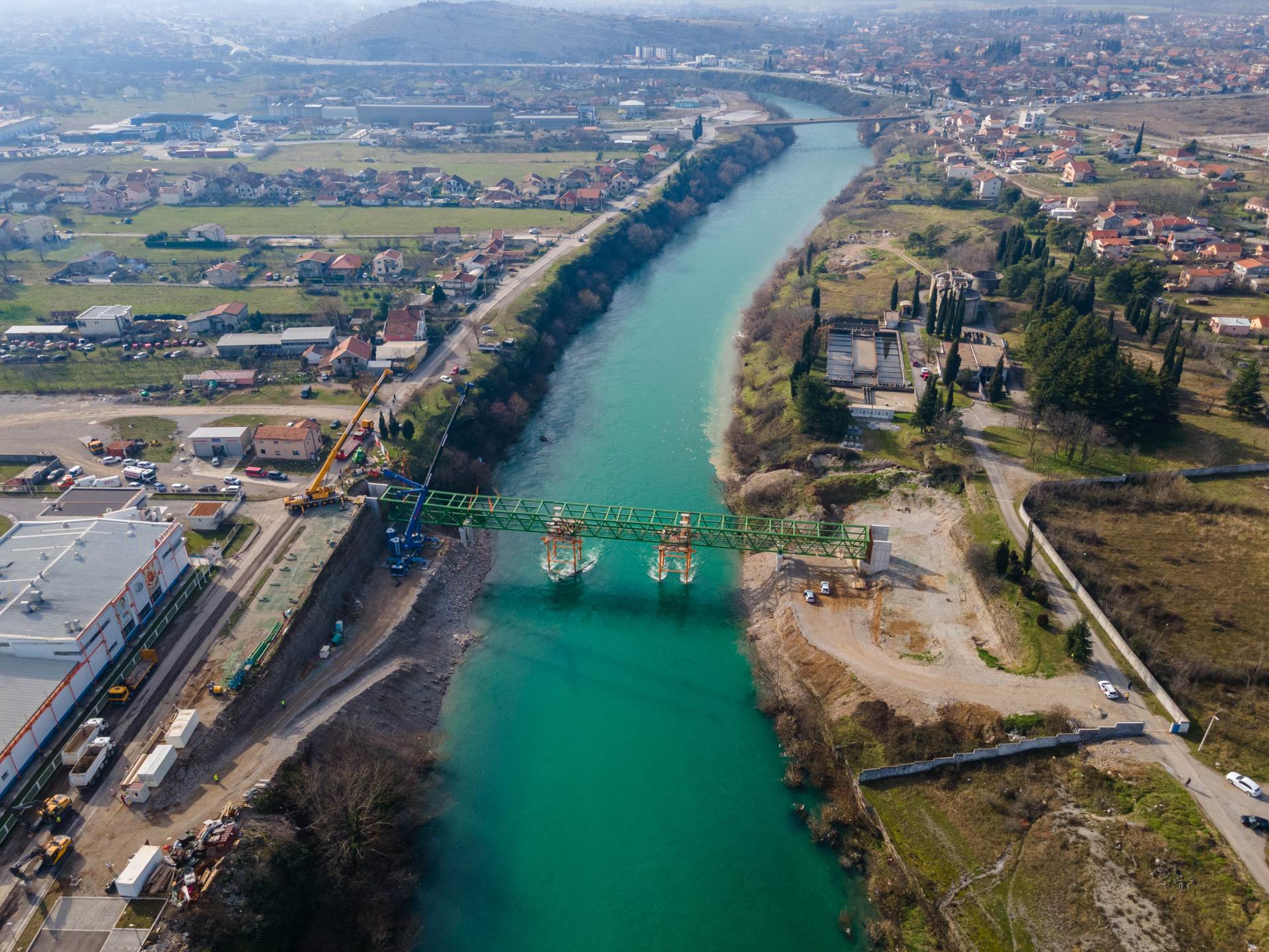  POSTAVLJEN TREĆI SEGMENT KONSTRUKCIJE MOSTA: Podgorica uskoro dobija i novi pješački most! 