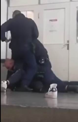  UŽASAN SNIMAK IZ SUDA U HRVATSKOJ: Policajci muškarca oborili na pod i tukli ga - sve je počelo zbog nenošenja maske 