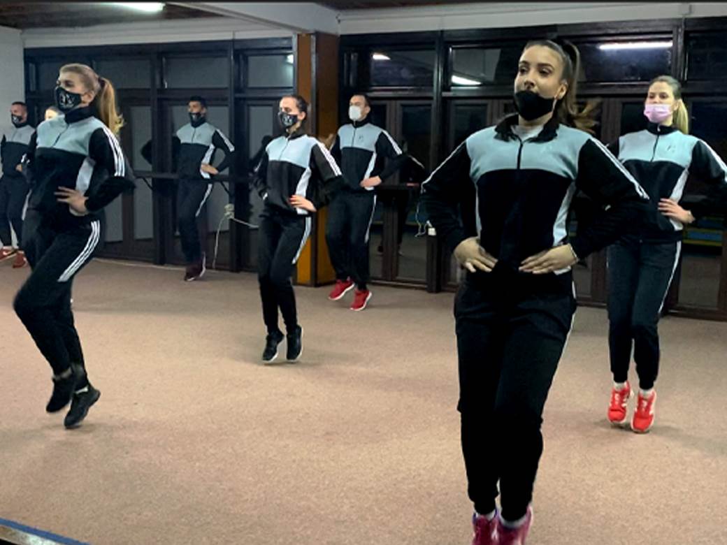  Folklorni ansambl Crna Gora 