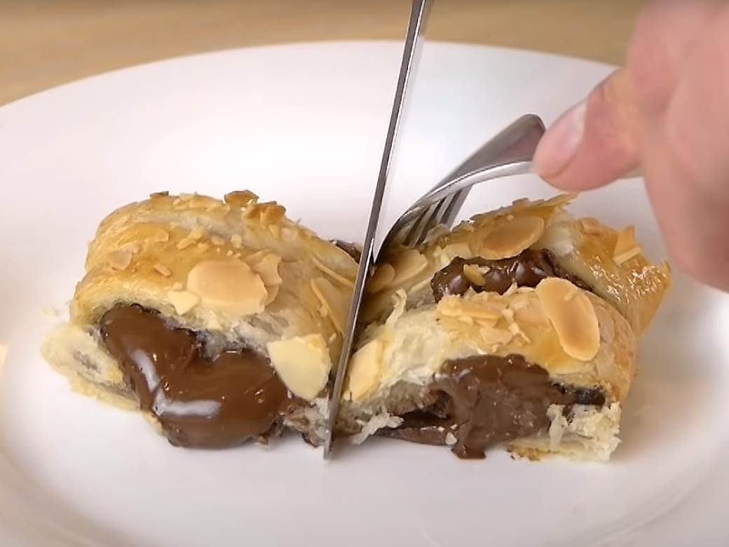  HIT KOLAČ OD SAMO 4 SASTOJKA: Krckav spolja, a kada ga zasečete curi čokolada - ne treba vam ni miks 