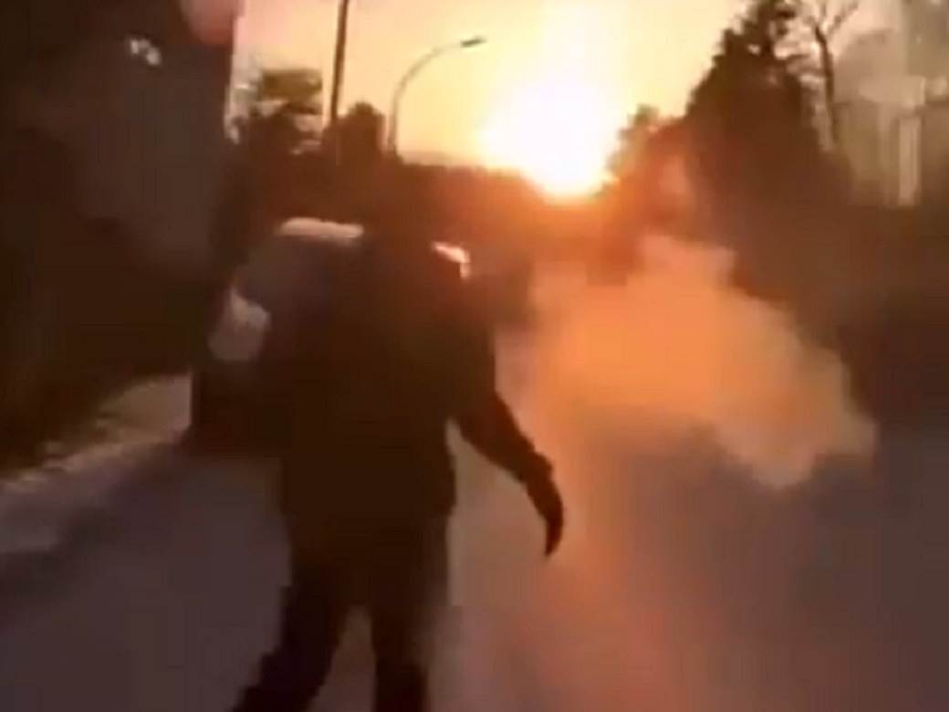  "UBIJTE IH"! Policajci jedva izvukli živu glavu, grupa nasilnika nasrnula na njih! (UZNEMIRUJUĆI VIDEO) 
