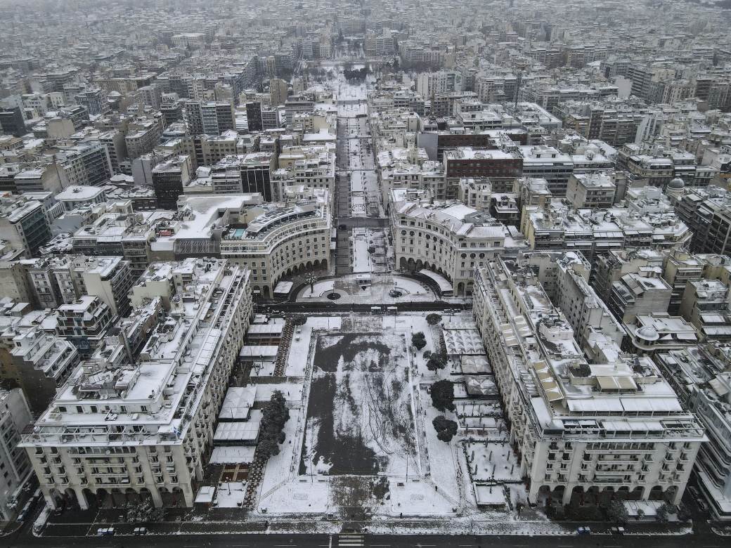  LEDENI TALAS HARA GRČKOM, IMA MRTVIH! Ogromne količine snega, kolaps u Atini - paralisani putevi 