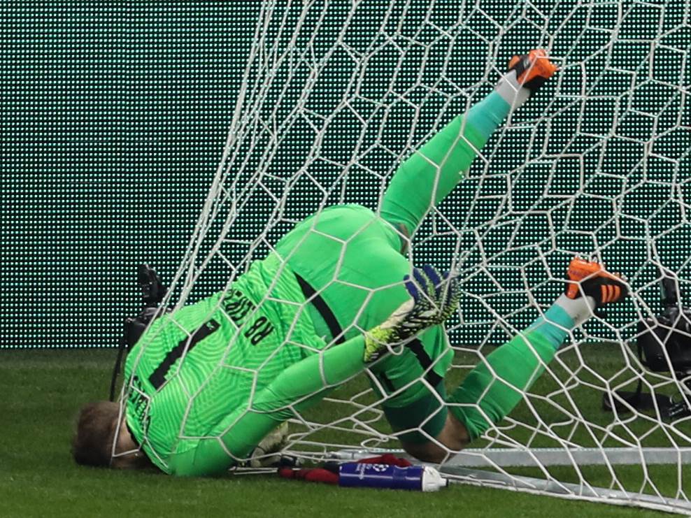  URNEBESNO! GOLMAN SKOČIO, PA ZAVRŠIO U MREŽI: Presmešna intervencija, internet potpuno oduševljen! (VIDEO) 