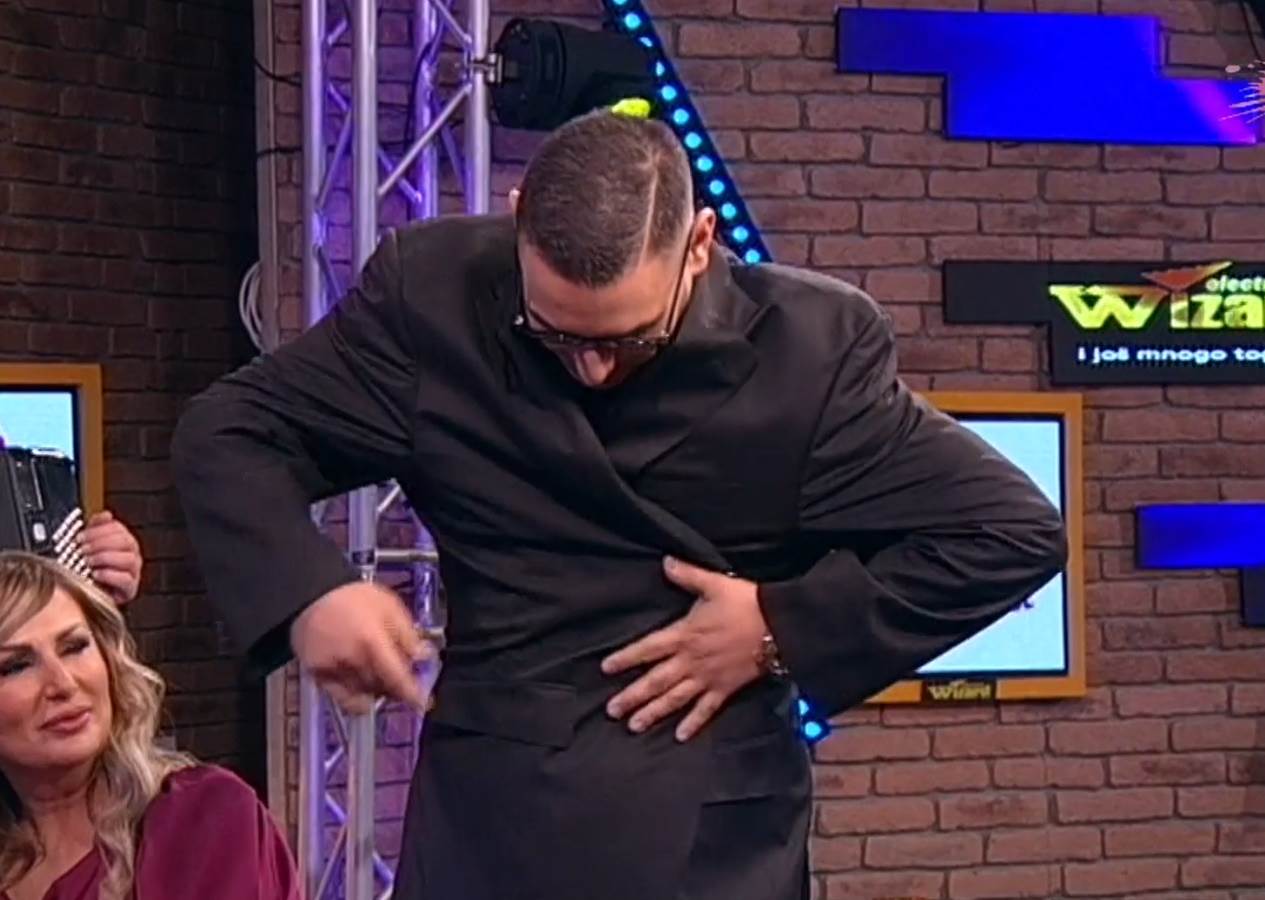  LEGNEM I STAVIM ČOKOLADU OD 200 GRAMA PORED KREVETA: Darko šokirao u emisiji - pogledajte kako mu stoje stare stvari! 