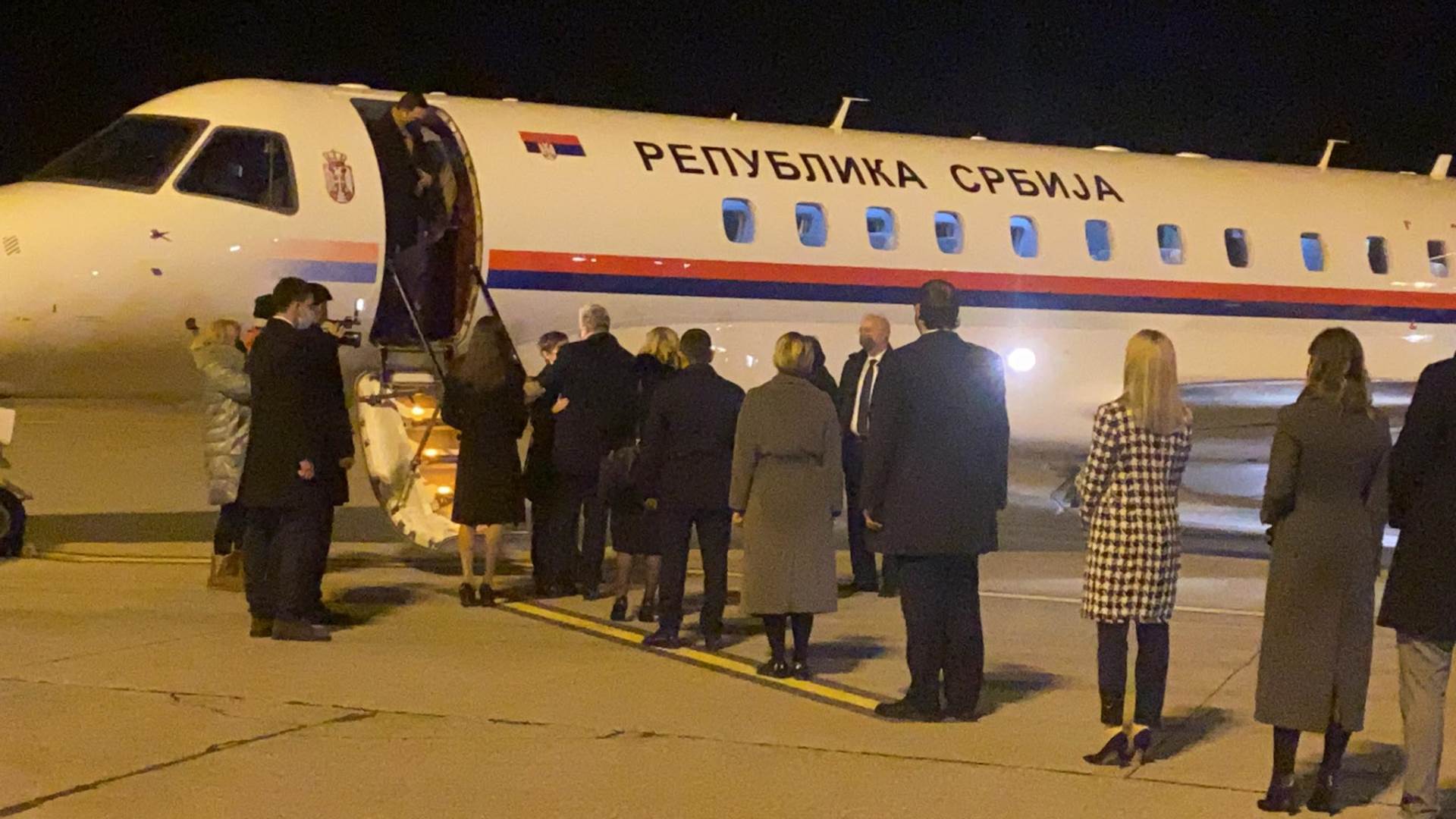  NA PODGORIČKI AERODROM SLETIO AVION SA 2.000 doza Sputnjik vakcina! 