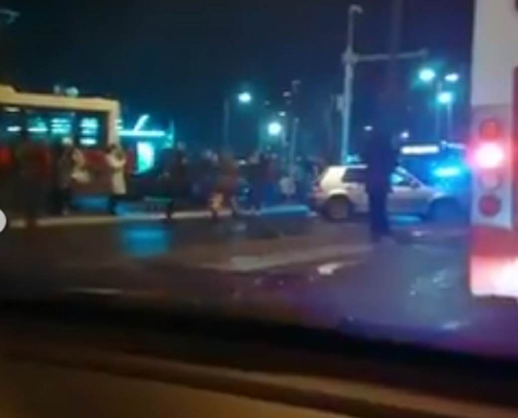  DRAMA U CENTRU BEOGRADA - AUTOBUS SLETEO S ULICE! Povređen vozač, jedan automobil smrskan (VIDEO) 