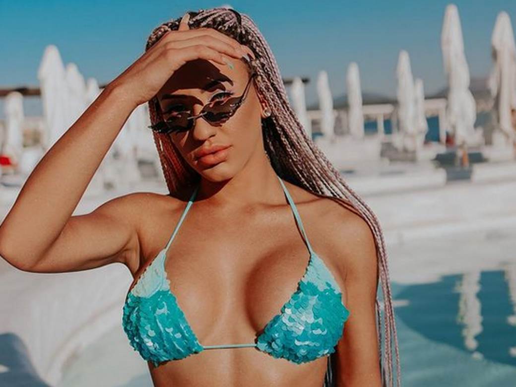  PRIVEDENA HRVATSKA INFLUENSERKA: Pozirala s puškom, pa završila u policiji - pratiocima napisala "Je*ite se"! (FOTO) 