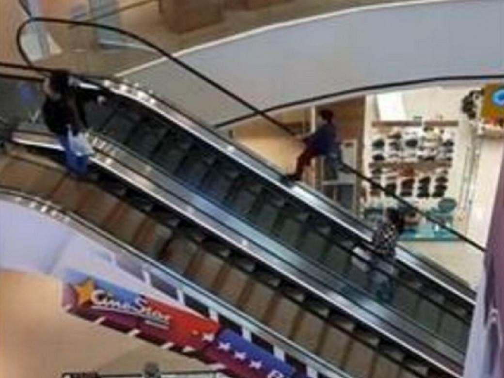  PRIZOR KOJI JE ŠOKIRAO BEOGRAĐANE: Dečak u tržnom centru došao na čudnu ideju, zbog nestašluka mogao 