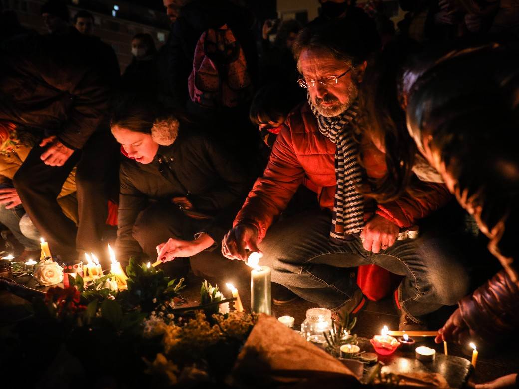  PLAČU I PJEVAJU ĐOLETOVU NAJTUŽNIJU PJESMU: STOTINE Novosađana se oprašta od Balaševića (VIDEO) 