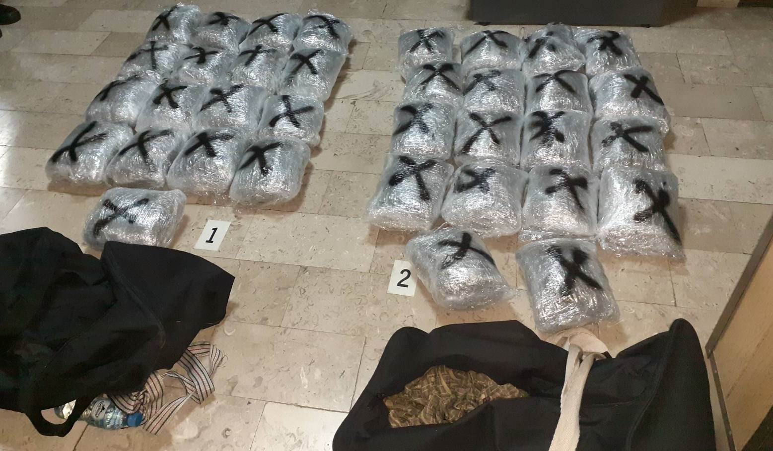  GRANIČNA POLICIJA ZAPLIJENILA 35 KILOGRAMA MARIHURANE 