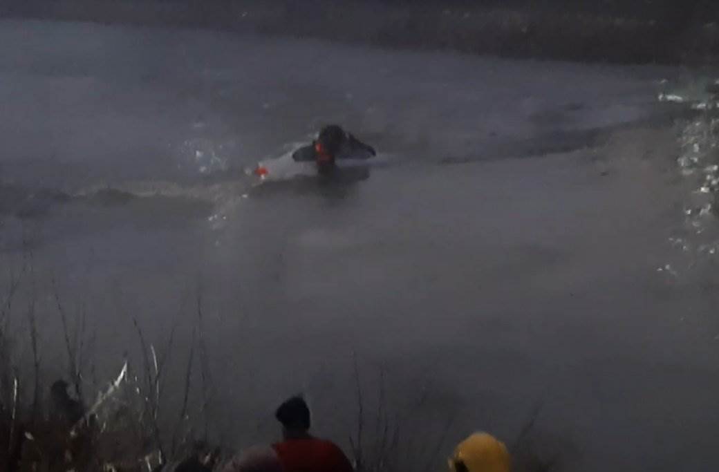  NE ZNAM DA PLIVAM, MNOGO JE BRZA VODA: Pogledajte dramatični snimak akcije spasavanja - BMW sleteo u 