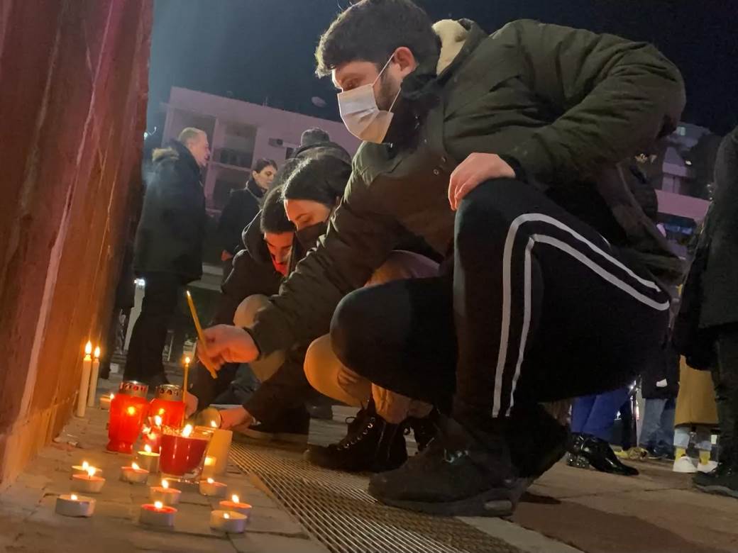  Svijeće za Balađevića na Trgu nezavisnosti u Podgorici 