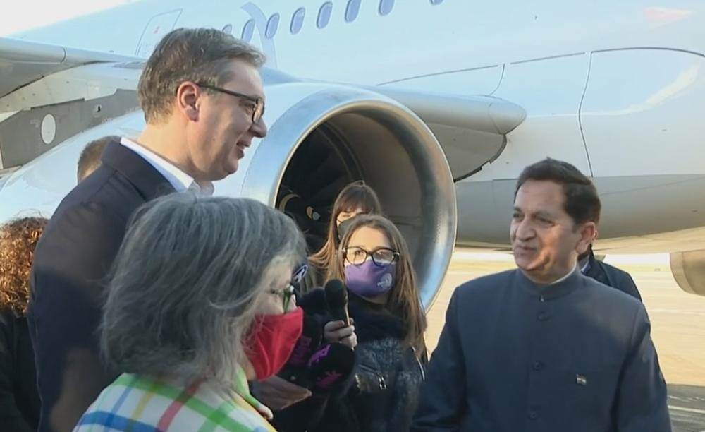  U SRBIJU STIGLA ČETVRTA VAKCINA AstraZeneka: VUČIĆ DOČEKAO VAKCINE NA AERODROMU PA POMENUO I DONACIJ 