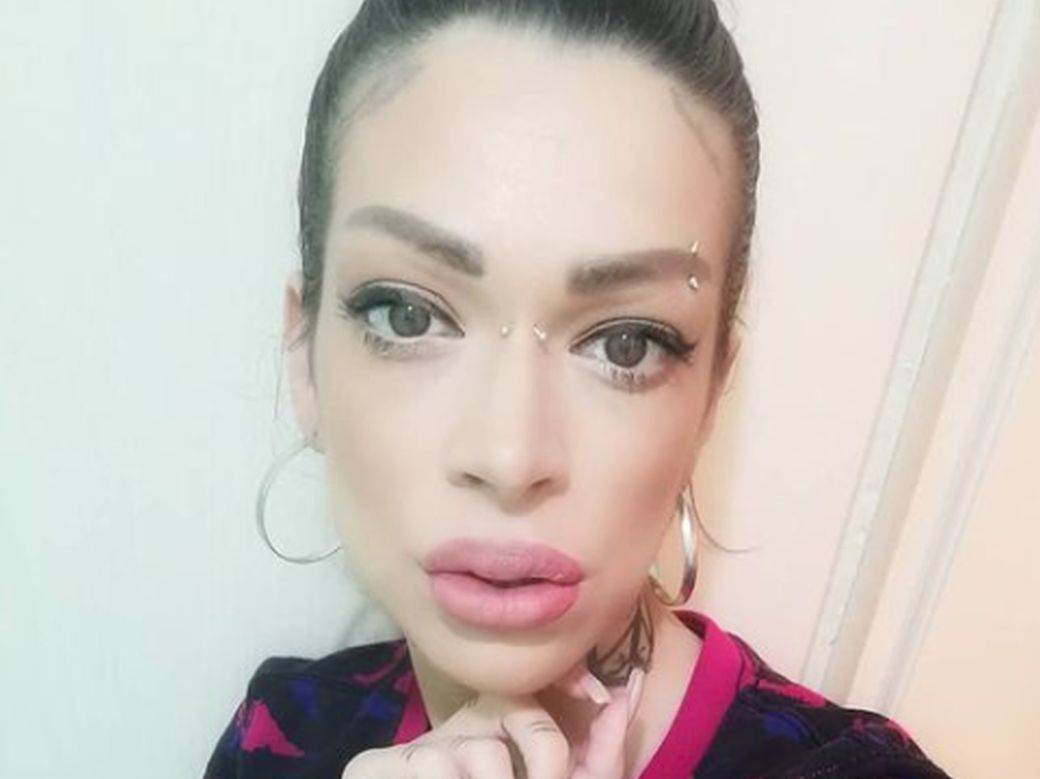  SKANDALOZNA PJEVAČICA OPET ŠOKIRA: Rasprodaje stvari na društvenim mrežama! (FOTO) 