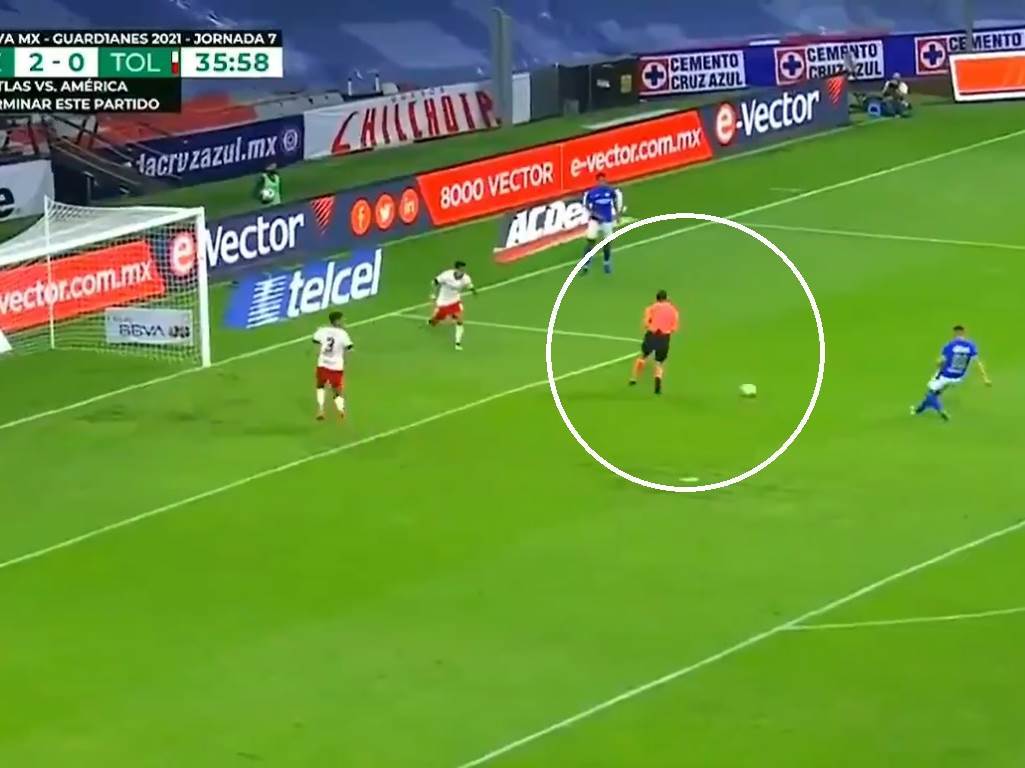  SKANDAL! SUDIJA MU ODBRANIO ŠUT: Krenuo da ubaci loptu u praznu mrežu, a onda se arbitar isprečio! ( 