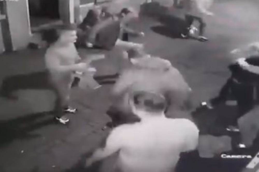  OBORILI IH NA ZEMLJU PA NASTAVILI DA IH ŠUTIRAJU U GLAVU: Poznato stanje mladića koji su brutalno pr 