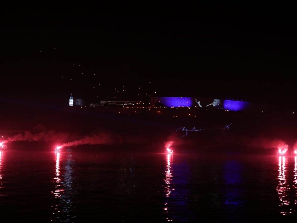  BAKLJADA PREKRILA NEBO, REKOM ZAPLOVILI ČAMCI: Ovo je noć kada je Balaševič preplivao Dunav (VIDEO) 