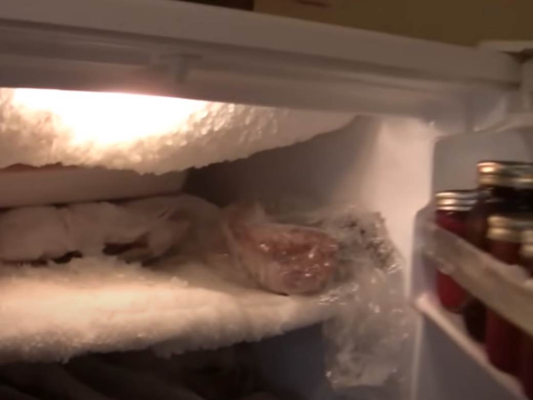  STALNO VAM SE SKUPLJAJU SNEG I LED U ZAMRZIVAČU, ČAK I POSLE ČIŠĆENJA? Majstor objasnio kako da sami rešite taj problem! 