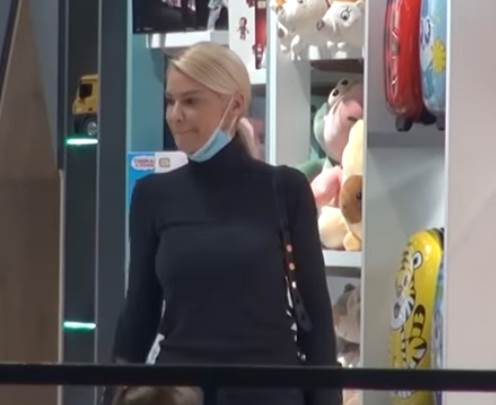  ŠTA RADIŠ TO, NATAŠA?! NASRED PRODAVNICE ZAVUKLA RUKU U GAĆE: Bekvalčeva šokirala ponašanjem! (FOTO) 