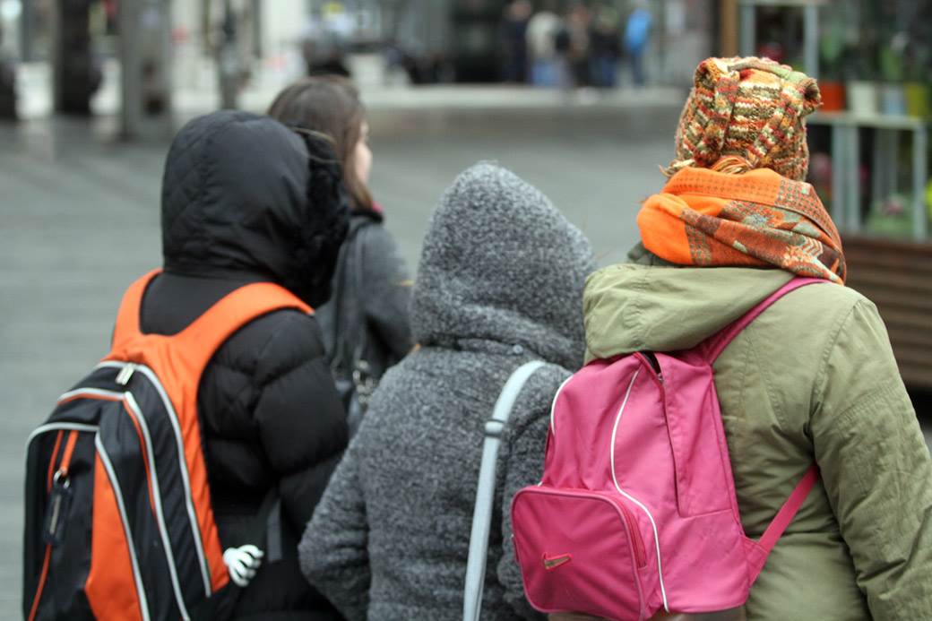  "IDIOTI, ŠTA RADITE TO SA DECOM": Školske mere protiv korone zgrozile korisnike mreža - prizor je jeziv (FOTO) 
