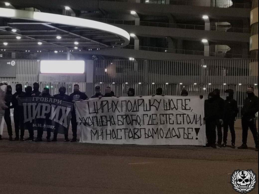  PODRŠKA VELJI NEVOLJI PRED ZVEZDINU UTAKMICU: Transparent Grobara ispred stadiona Milana! (FOTO) 