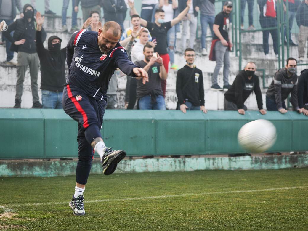  DEKI IZVEO KORNER KOJI SUDIJA NIJE PUSTIO U MILANU: Delije u transu pevale treneru Zvezde! (FOTO/VID 