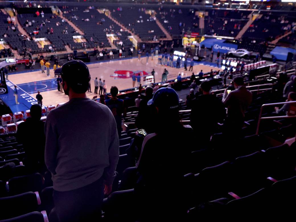  MORAM U HALU, NE MOGU VIŠE KOD KUĆE: Plaćaju i po 350 DOLARA da gledaju NBA - u dvoranu ulaze pod ov 