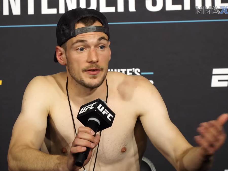  UFC MEČ BRUTALNO NOKAUTIRAO PROTIVNIKA 