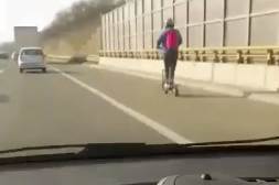  ŠOK SNIMAK SA AUTOPUTA U BEOGRADU! Trotinet jurio 80 na sat - reakcija je URNEBESNA! 