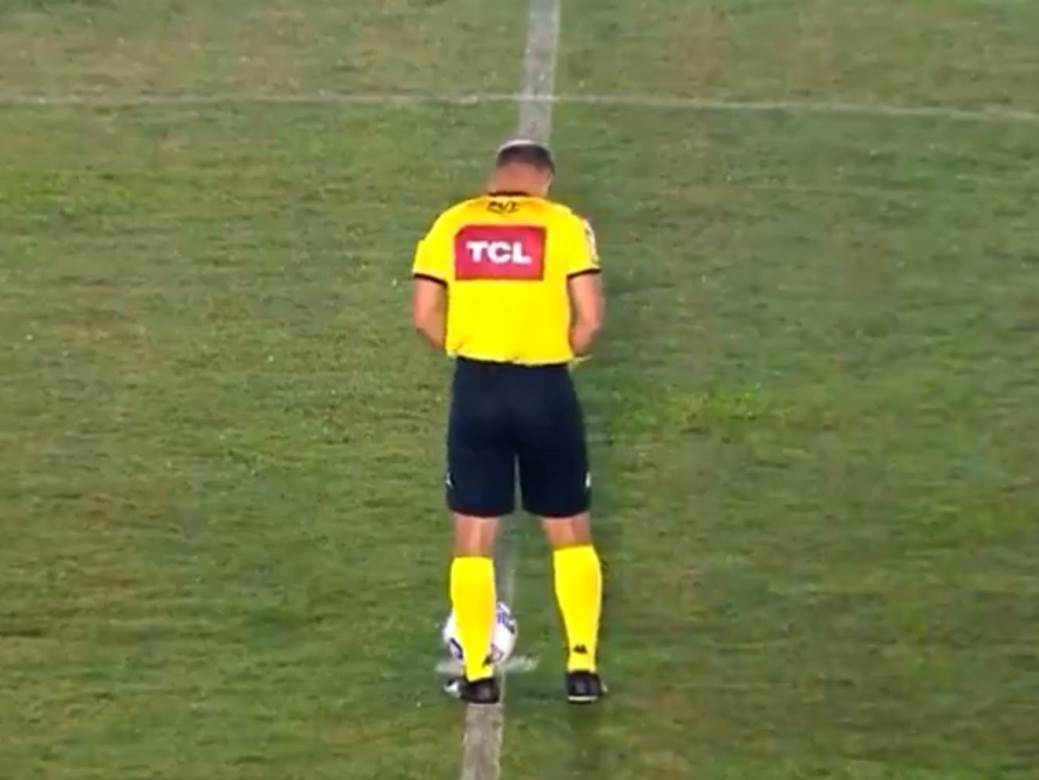 Sudija urinira o terenu 