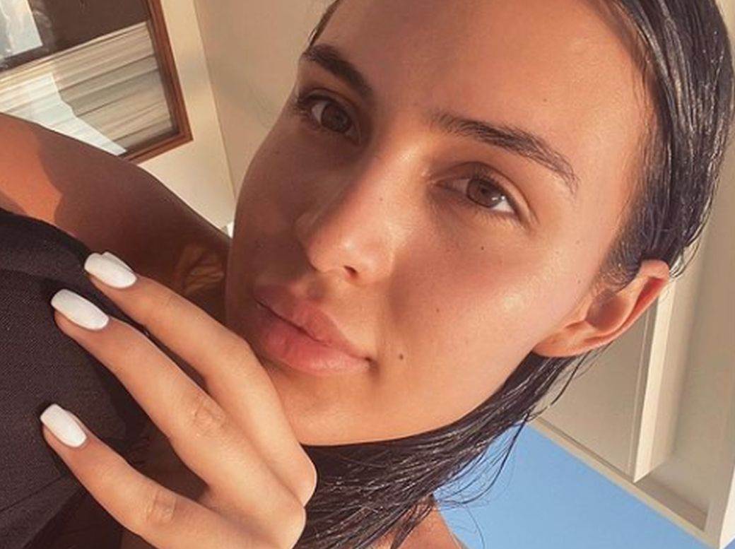  gola anastasija raznatovic u kupatilu 