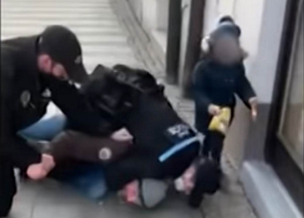  Policajci napali čovjeka dijete odbio da stavi masku Češka 