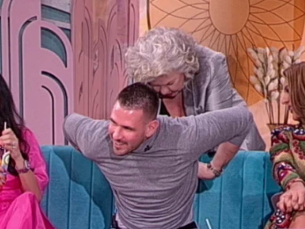  svija magazin in skida majicu 