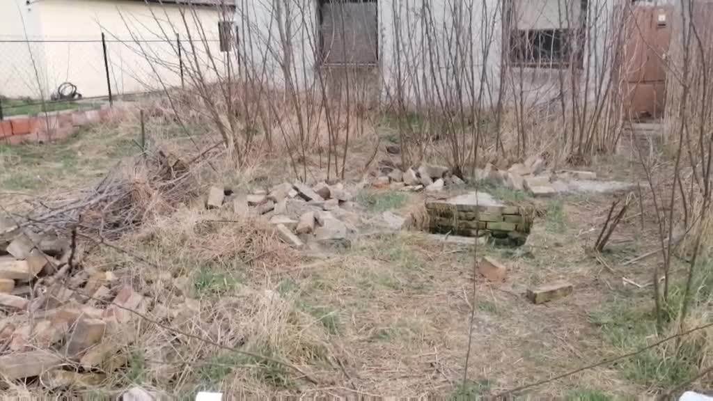  "OSETIO SE UŽASAN SMRAD IZ ŠAHTA! U ŠOKU SMO": Komšije zatečene zločinom u Bečeju kada je ćerka (23) ubila majku (59) 