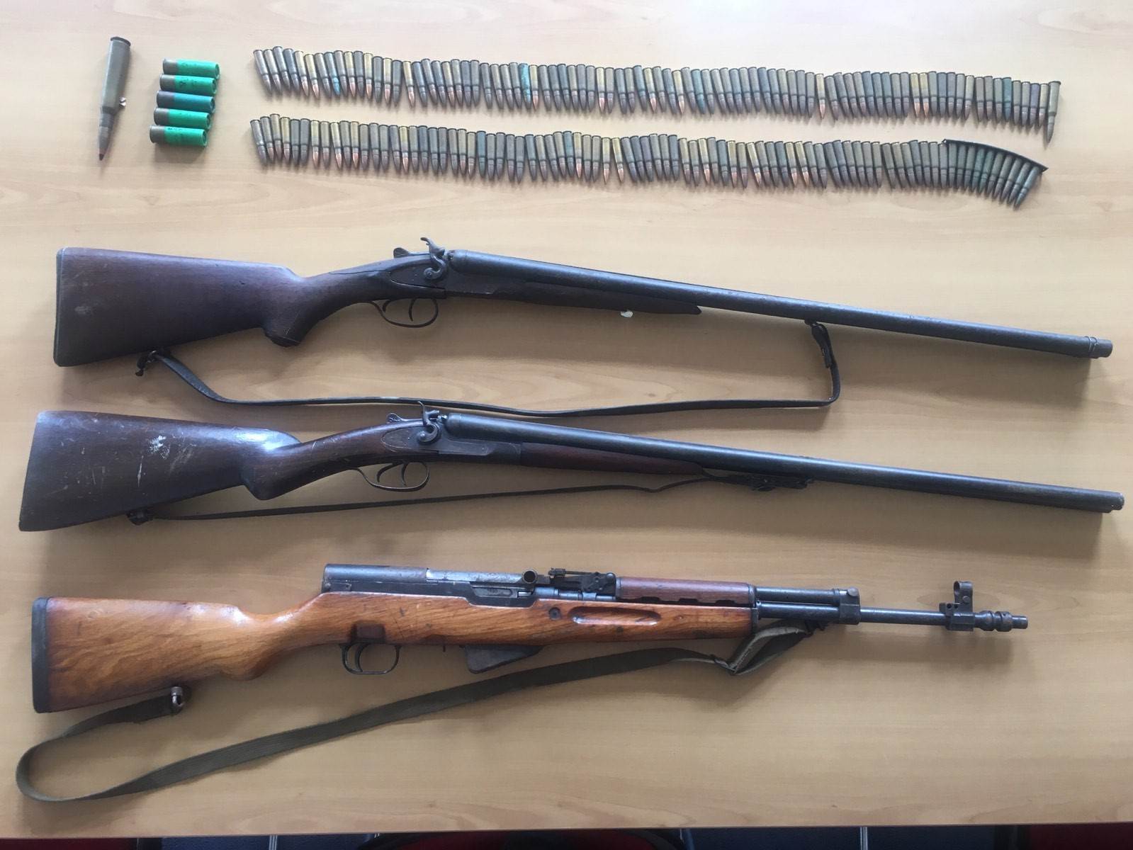  cetinje policija pronasla puske i municiju pretres kuce 