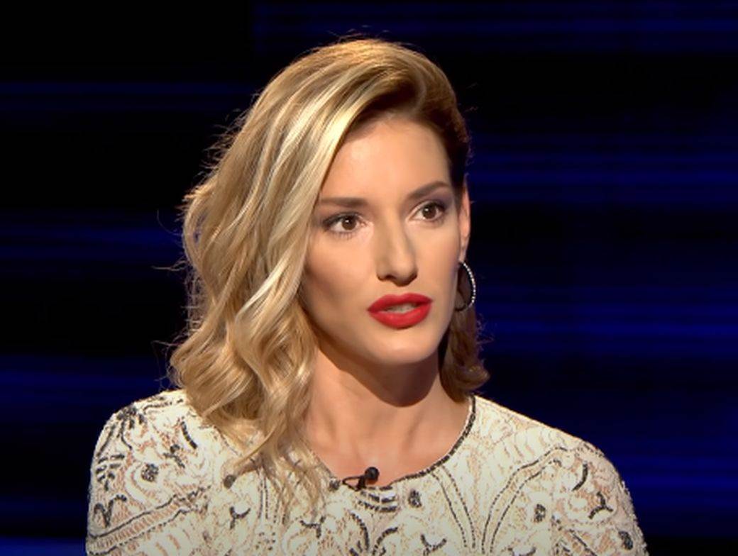  KARIJERU POČELA PRE 20 GODINA NA NAGOVOR MAJKE, DANAS JE STIGLA DO VRHA: Sve što niste znali o Jovani Joksimović! 