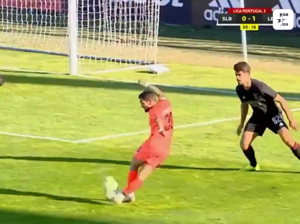  AU! KAKVA GOLČINA U DRUGOJ LIGI: Probao najteži šut u fudbalu, pa pogodio za špice! (VIDEO) 