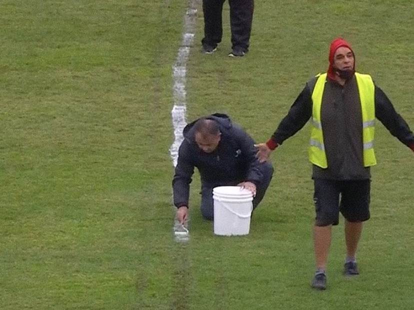  KAO DA SU PIJANI, NA SRED MEČA CRTALI LINIJE TERENA: Igrao kandidat za titulu, a aut-linija krivudala! (FOTO) 