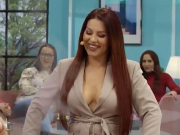   Grudi ispadale iz dekoltea - Seka Aleksic vodila emisiju bez brusa 