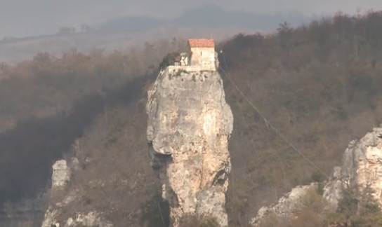  TVRĐAVA SAMOĆE NA VRHU LITICE VISOKE 40 METARA: Gruzijska crkva na mjestu do kog se teško stiže 